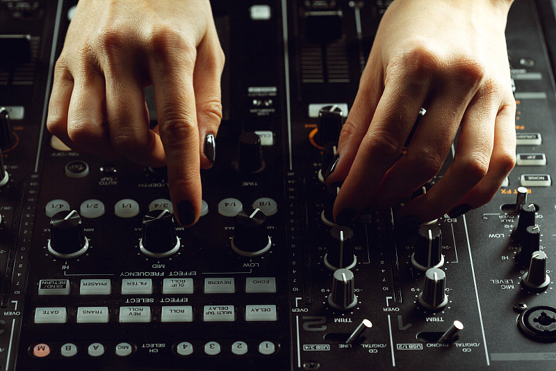 DJ播放音乐在mixer特写
