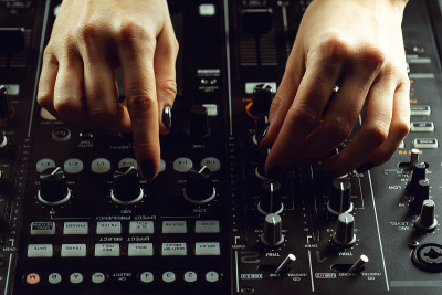 DJ播放音乐在mixer特写