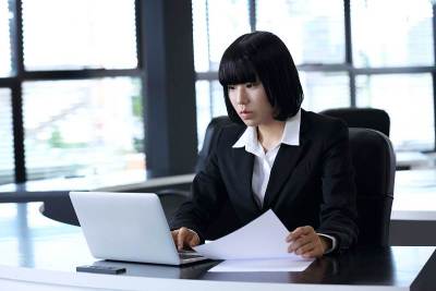 将文件内容输入电脑的女雇员