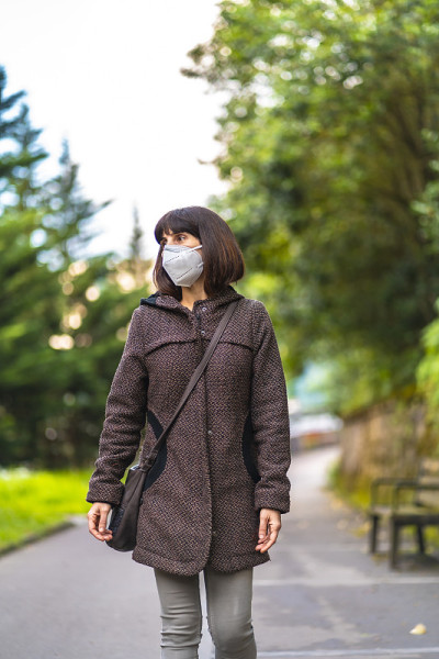 一位留着短发、戴着防冠状病毒面罩的白种人的生活方式。首次接触未受控制的Covid-19大流行