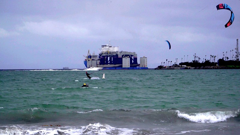 Kitesurf in a harbour during bad weather