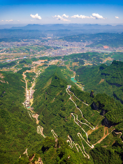 鸟瞰图天门市与曲线公路到山，中国