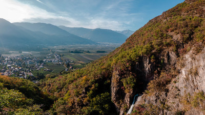 色彩斑斓的山中秋日温暖而平静。望向山谷的另一边，美丽的风景