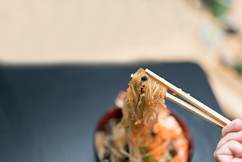 魔芋虾和筷子。日本食品的概念