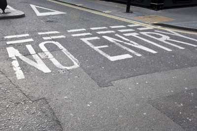 英国伦敦禁止进入的道路标志特写