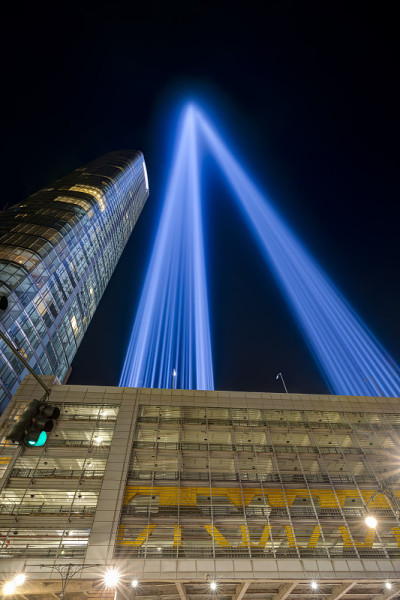 光中的9/11致敬。曼哈顿下城在夜晚灯火通明。电池停车场。从西街看过去。