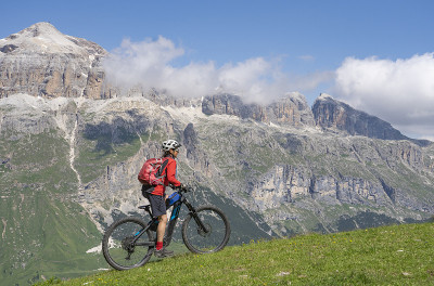 一名女子骑着山地车在Sella Ronda小路上，Dolomites，意大利上阿迪杰