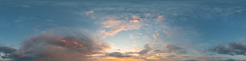 有卷云的深蓝色日落天空全景图。无缝hdr pano在球面等矩形格式。完成天顶三维可视化，游戏和空中无