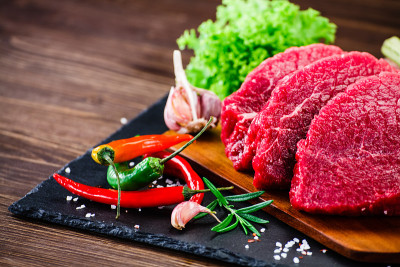 切板上的新鲜生牛肉
