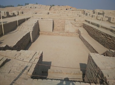 游泳池或mohenjo daro公共大浴池。摩亨佐达罗公共浴室的楼梯和砖墙，近景。