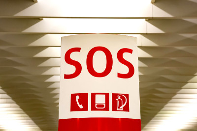 用字母SOS签名