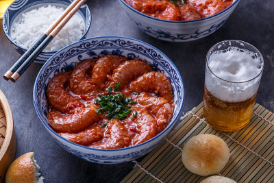 近距离观看碗与大虾在辣汁啤酒，亚洲美食