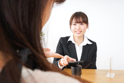 年轻女子用电子货币购物