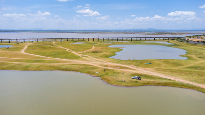 空中看不见的铁路轨道浮动火车桥与白色汽车