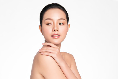 美丽的年轻亚洲女人与干净的新鲜的皮肤在白色的背景，面部护理，面部治疗，美容，美容和水疗，亚洲妇女肖像