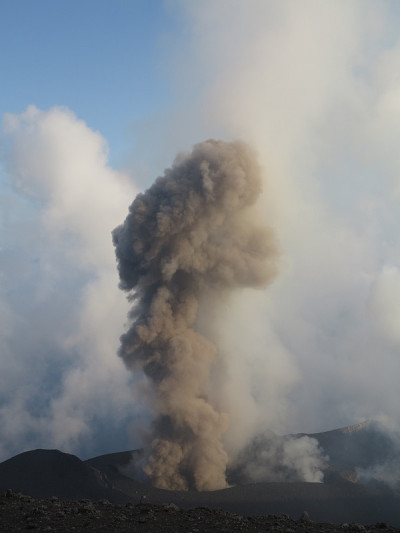 斯特龙博利火山火山灰喷发
