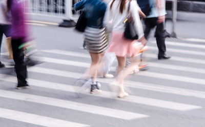 人们走在大城市的街道上
