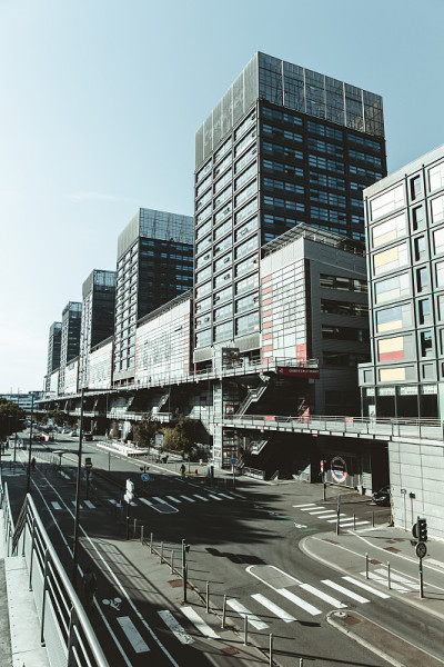 建筑作为背景。