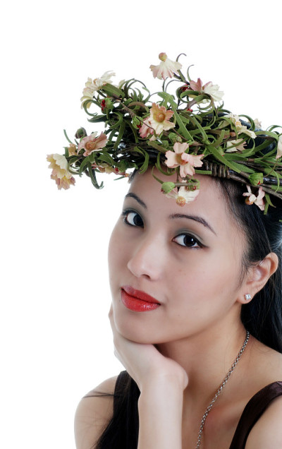 亚洲妇女戴着花冠