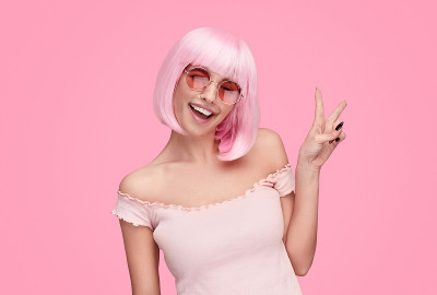 粉色头发的女子呈V字形