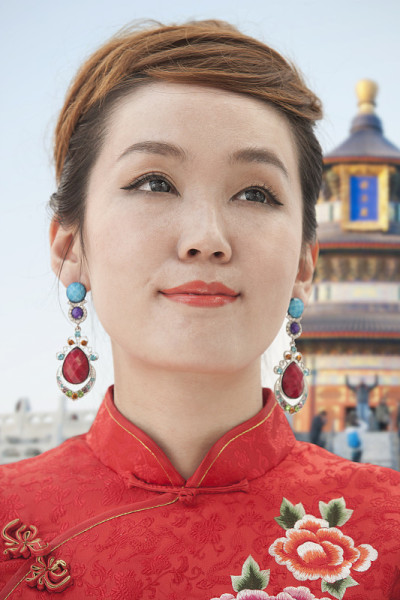 穿着旗袍的年轻女子