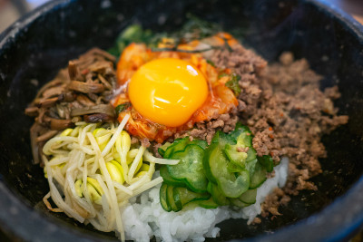 Bibimbap是在米饭上淋上namul(调味蔬菜)和肉，还有gochujang或其他酱料。在吃之前