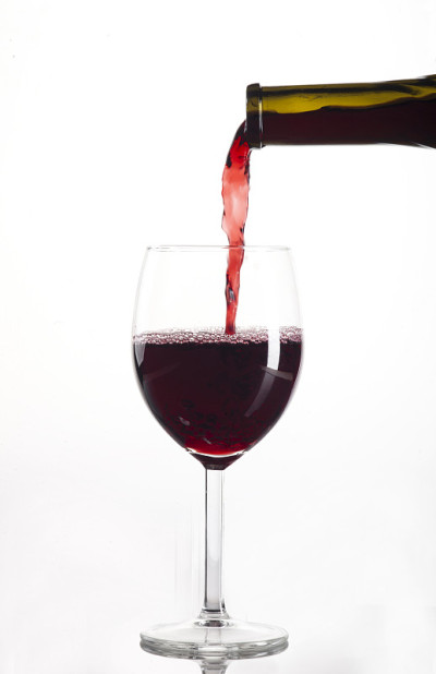 瓶子装满了酒杯