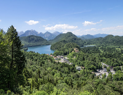 Schwangau镇和Alpsee湖的景色