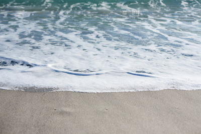 柔软的黑海海浪在沙滩上