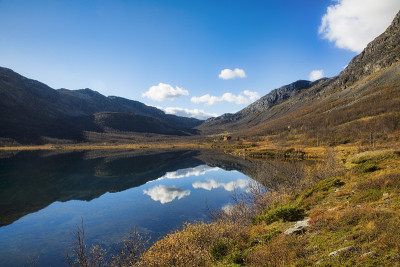 挪威山Hydalen湖Hydalsvatnet的静水，Hemsedal