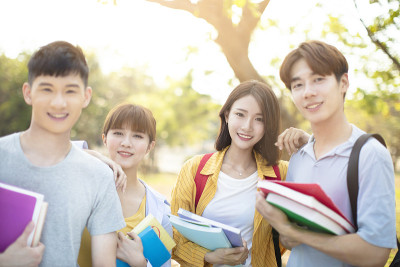 校园里亚洲大学生的肖像