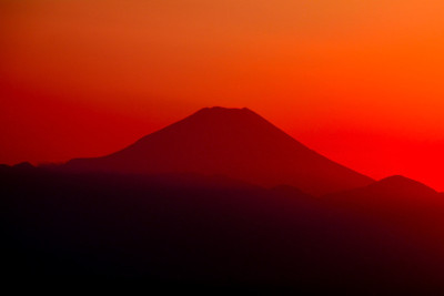 黄昏时富士山的剪影