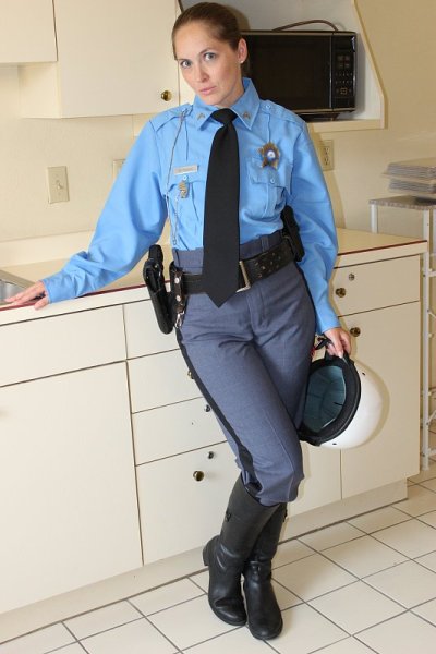 女警官穿着蓝色制服靴子，戴着头盔