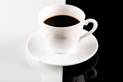 白色和黑色的咖啡杯