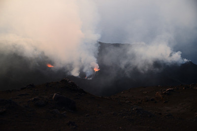 日落时分，意大利西西里岛的斯特隆博利火山壮观的喷发