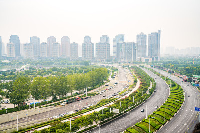 中国郑州的道路和建筑