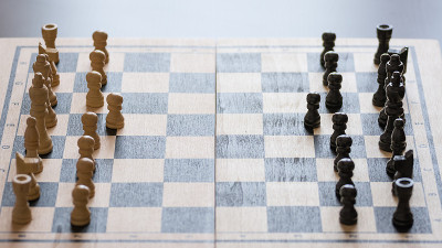 棋盘上的棋子有选择性的集中。商业和动机的概念。