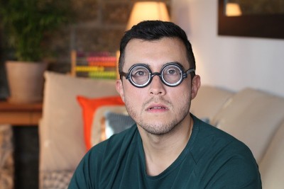 视力有困难的人戴过时的处方眼镜