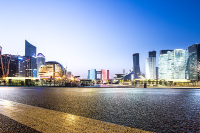从空旷的马路上看杭州新城的城市景观和天际线