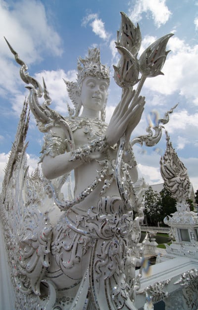 泰国清莱白寺龙昆塑像