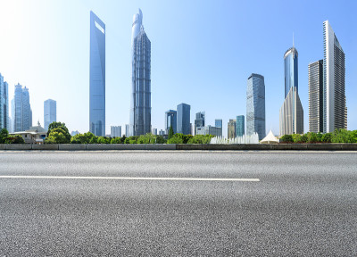 以上海城市天际线为背景的柏油路