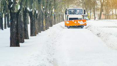 吹雪机在冬季暴风雪后清除积雪