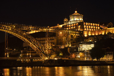 图为葡萄牙波尔图杜罗河上灯火通明的“Ponte Dom Luís I”大桥夜景