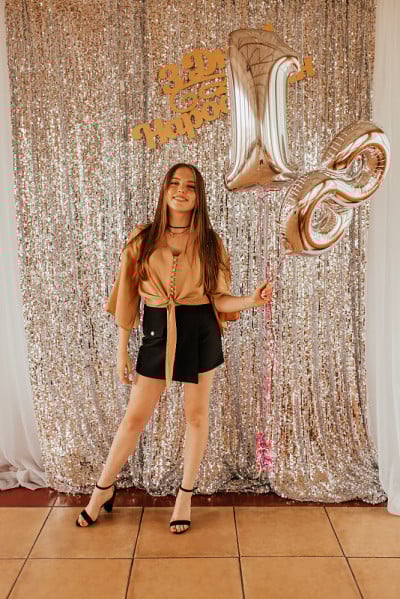 铭文:生日快乐。18岁生日女孩手里拿着一个气球