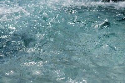 泉水清澈湛蓝。
