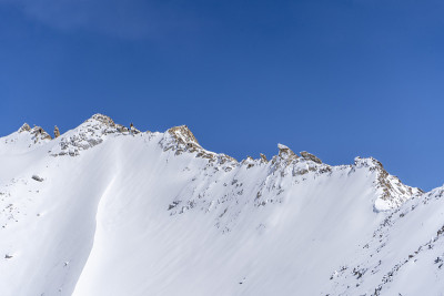 印度雪山的山峰景观。雪山是冬季运动的好地方。
