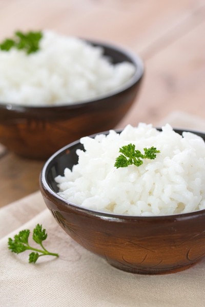 在碗里煮米饭