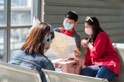 年轻女子用电话等着离开