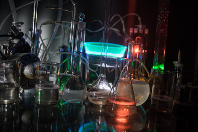 药学和化学主题。在研究实验室用溶液测试玻璃烧瓶。科学和医学背景。深色背景上的实验室试管