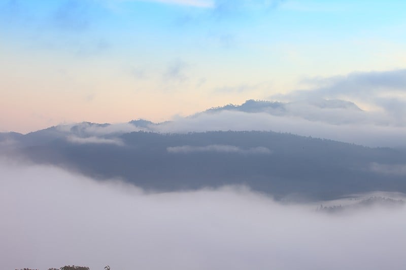 蓝天白云，山和树。